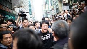 enfrentamientos en mong kok, manifestantes en mong kok, policia en mong kok