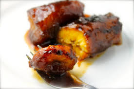 Platanitos Envueltos en Tocineta  Ingredientes      2 plátanos amarillos     1 lb de tocino, cortado en pedazos gruesos     Aceite vegetal o de canola     Palillos  Instructiones      Pela y corta los plátanos en rodajas diagonales, como si estuvieses preparando platanitos fritos.     Coloca una pulgada de aceite en una olla mediana y caliéntalo a temperatura media.     Con un pedazo de tocino, envuelve por completo una rodaja de plátano. Trata de que el plátano se superponga apenas, para que no se desenvuelva al cocinarse. Atraviesa un palillo para que no se separe el plátano del tocino.     Fríelos en todos los lados hasta que queden doraditos.     Retíralos del fuego y deja que se enfríen un poco antes de servir  Fuente: quericavida.com  Tag: Platanitos Envueltos receta, Platanitos Envueltos preparacion, Platanitos Envueltos preparar