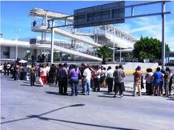 Bloquean puente internacional, grupo de 20 personas, bloquean el puente Reynosa